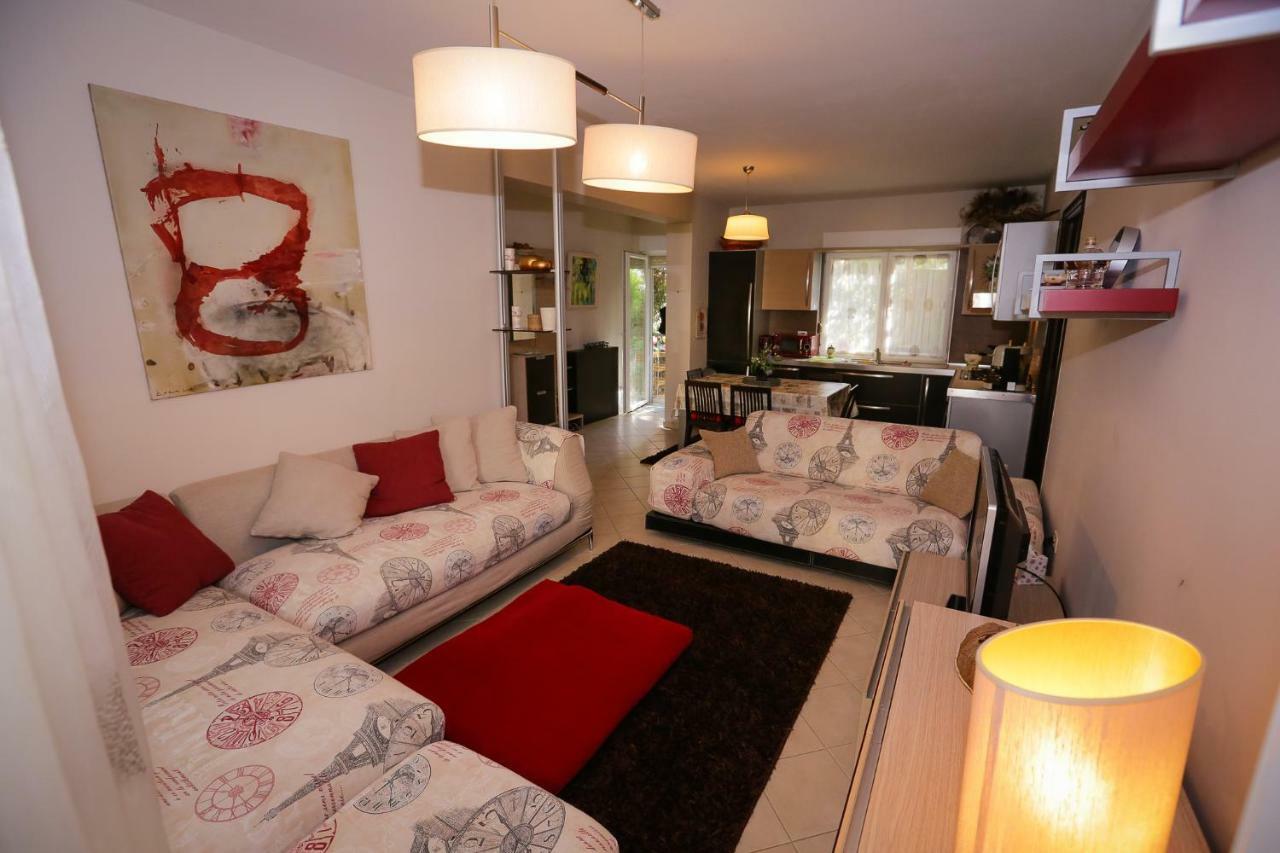 Pine-Tree Apt W/ Private Garden 50 M From The Sea Golem  Ngoại thất bức ảnh