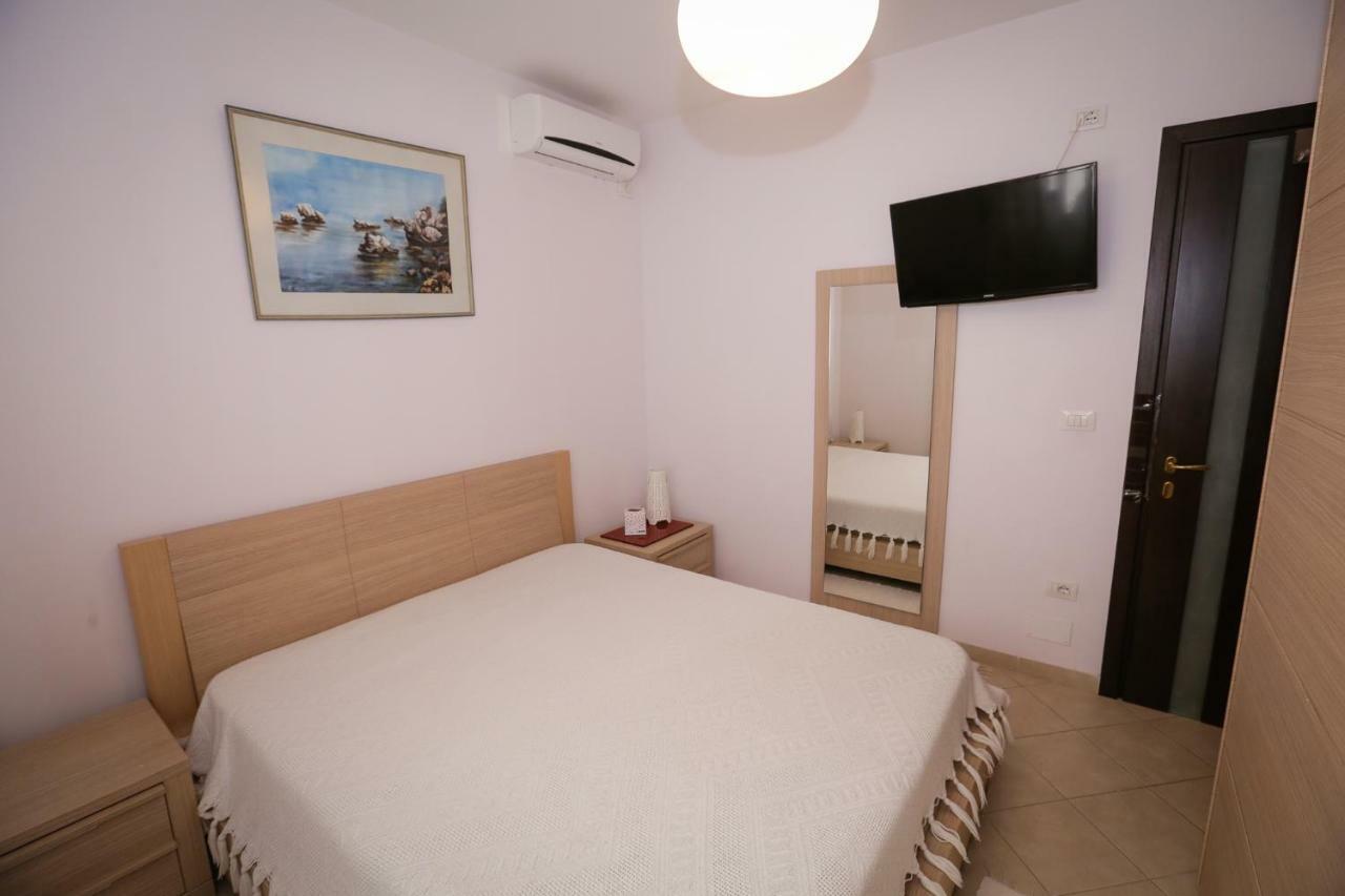 Pine-Tree Apt W/ Private Garden 50 M From The Sea Golem  Ngoại thất bức ảnh